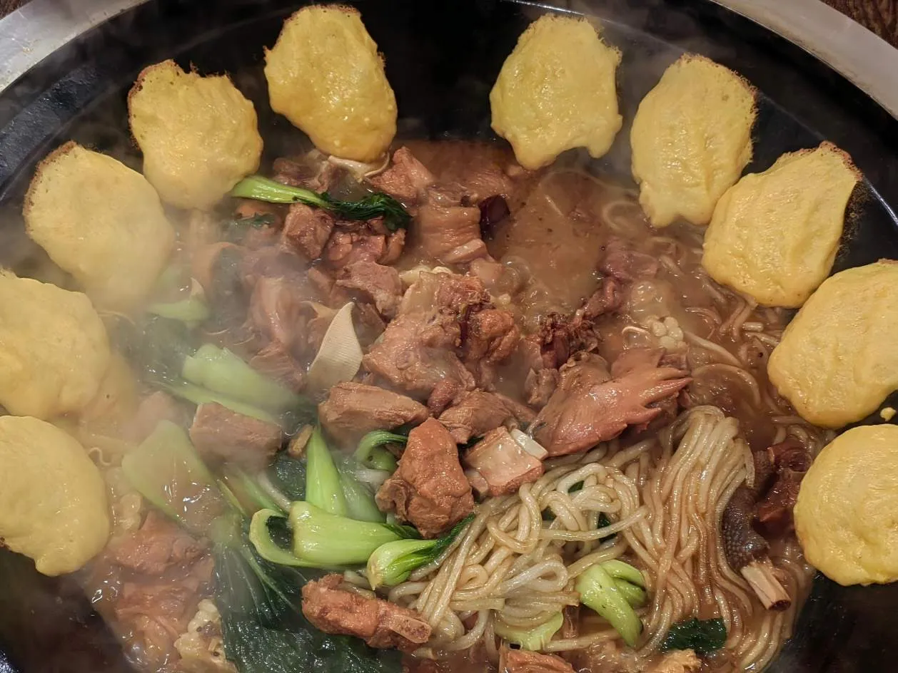 Manajer wong nawakake panganan tambahan menyang tataran